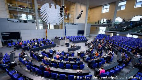 Bundestag billigt umstrittene Reform des Klimaschutzgesetzes
