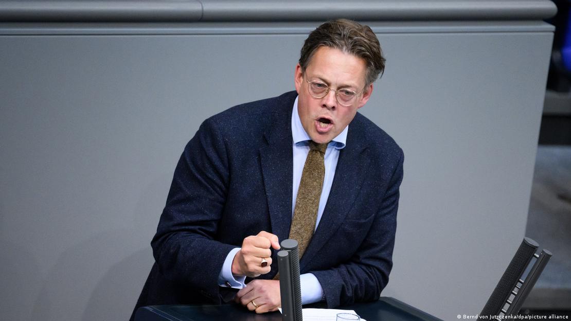 Das Bild zeigt den Bundestagsabgeordneten der Grünen, Konstantin von Notz, bei einer Rede am Pult des Bundestages 