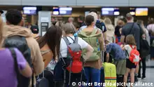 Havalimanında sıra bekleyen yolcular