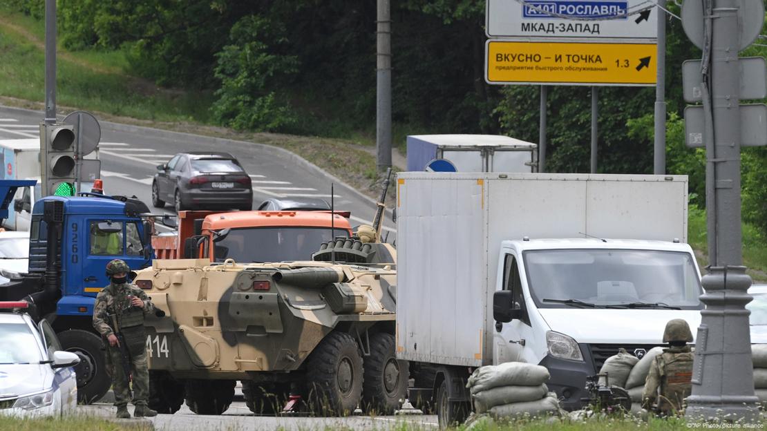 Russland Russische Armeeangehörige bewachen mit einem APC die Autobahn am Eingang zu Moskau