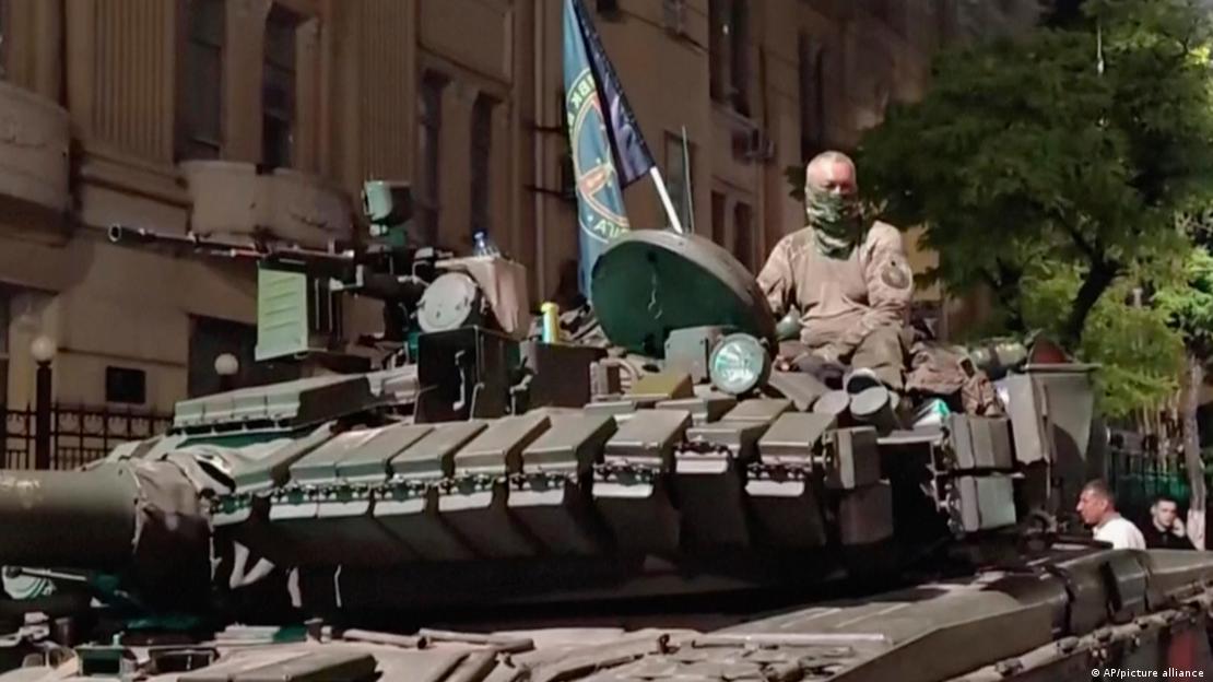 Haziran 2023 yılında Putin yönetimine isyan bayrağını açan "Wagner" adlı paralı milisler, askerî tank üzerinde güney Rusya'da ilerliyor Haziran 2023 yılında Putin yönetimine isyan bayrağını açan "Wagner" adlı paralı milisler, askerî tank üzerinde güney Rusya'da ilerliyor