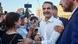 Lächelnder Mitsotakis umringt von Anhängern Lächelnder Mitsotakis umringt von Anhängern