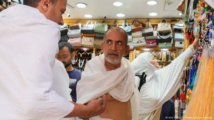 حجاج يشترون هدايا في أسواق مكة- 24 يونيو/ حزيران 2023 