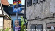 Wahlplakate in der Sonneberger Innenstadt am Tag der Stichwahl des Landrats im Landkreis Sonneberg. Der AfD-Landtagsabgeordnete Robert Sesselmann tritt in der Stichwahl gegen Jürgen Köpper (CDU) an.