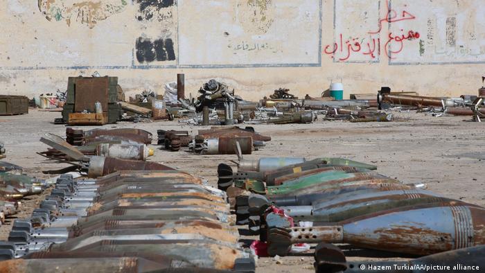 قذائف وصواريخ تم جمعها من مناطق مدنية في العاصمة الليبية طرابلس