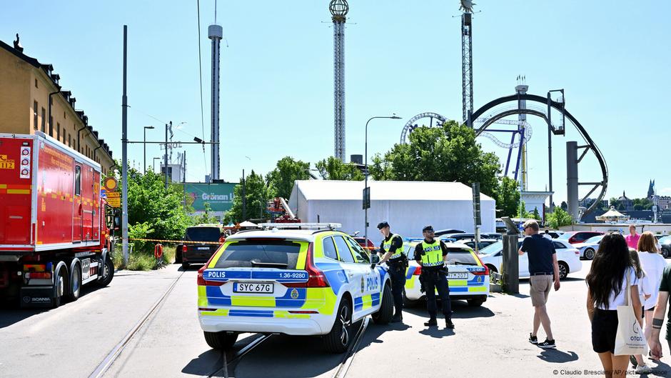 A roller coaster car derails in an amusement park – DW – 06/25/2023 A roller coaster car derails in an amusement park – DW – 06/25/2023
