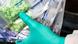 Se ven las pastillas, de diveras formas y colores, en bolsas de plástico sostenidas por un operario con guantes de látex. Se ven las pastillas, de diveras formas y colores, en bolsas de plástico sostenidas por un operario con guantes de látex.