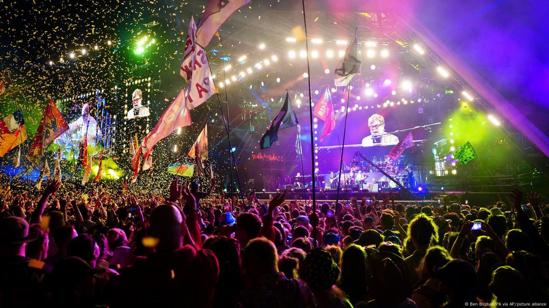 La actuación del cantante británico siguió a dos días soleados en el famoso festival de música del suroeste de Inglaterra, donde decenas de miles de fans escucharon a Guns N' Roses, Arctic Monkeys, Foo Fighters, Lizzo, Lewis Capaldi y otros. La actuación del cantante británico siguió a dos días soleados en el famoso festival de música del suroeste de Inglaterra, donde decenas de miles de fans escucharon a Guns N' Roses, Arctic Monkeys, Foo Fighters, Lizzo, Lewis Capaldi y otros.