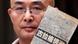 Der bislang mit einem Ausreiseverbot belegte chinesische Schriftsteller Liao Yiwu ist am Mittwoch (15.09.2010) in Berlin eingetroffen und hält eines seiner Bücher in die Kamera. Liao Yiwu will in der Hauptstadt am Internationalen Literaturfestival und in Hamburg am Harbourfront-Festival teilnehmen. Bislang hatte er 14 Mal vergeblich versucht, ins Ausland zu reisen. Foto: Wolfgang Kumm dpa/lbn (zu dpa 0238 und 0328 vom 15.09.2010) +++(c) dpa - Bildfunk+++ Der bislang mit einem Ausreiseverbot belegte chinesische Schriftsteller Liao Yiwu ist am Mittwoch (15.09.2010) in Berlin eingetroffen und hält eines seiner Bücher in die Kamera. Liao Yiwu will in der Hauptstadt am Internationalen Literaturfestival und in Hamburg am Harbourfront-Festival teilnehmen. Bislang hatte er 14 Mal vergeblich versucht, ins Ausland zu reisen. Foto: Wolfgang Kumm dpa/lbn (zu dpa 0238 und 0328 vom 15.09.2010) +++(c) dpa - Bildfunk+++