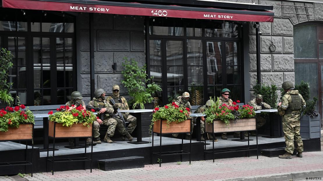 Soldados del grupo Wagner en un café de la ciudad rusa de Rostov