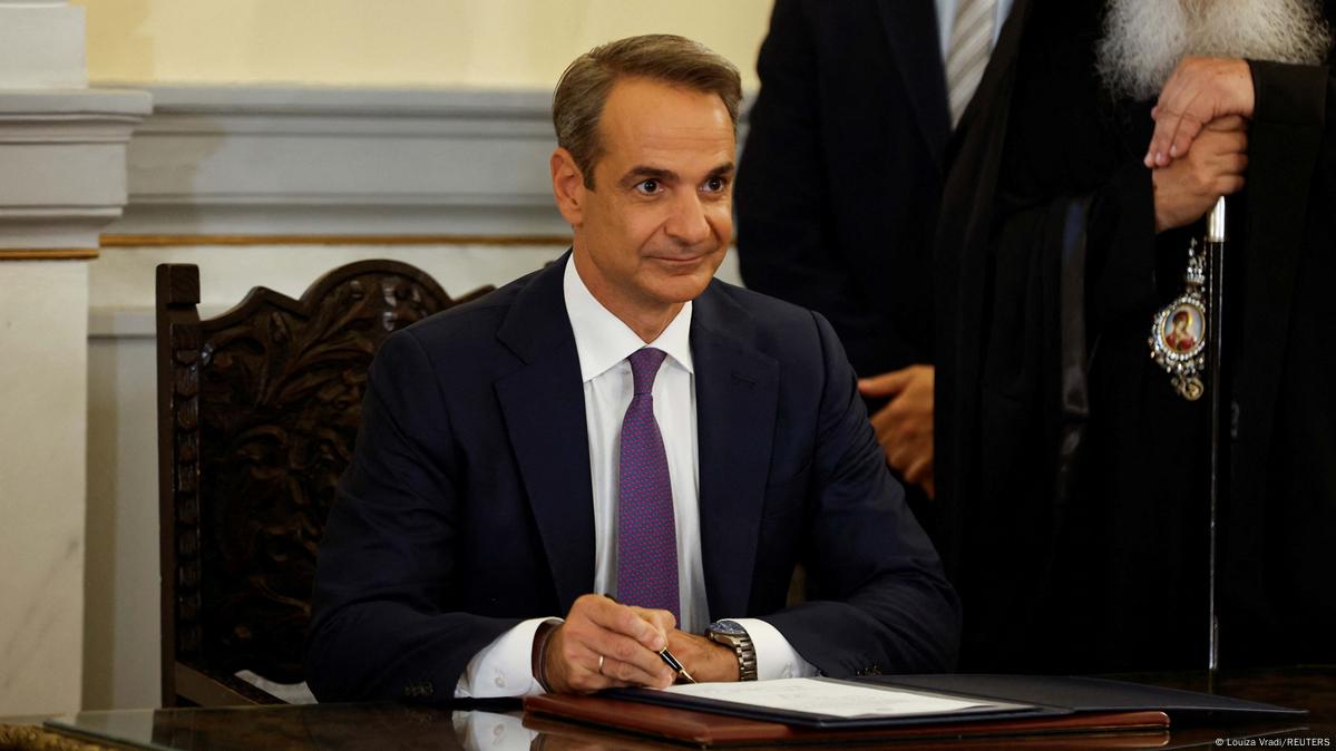 Greece: Mitsotakis takes office after conservative landslide – DW – 06 ...