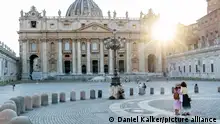 Vatikanstadt: Petersdom am Abend, gesehen vom Petersplatz. Aufnahmedatum 04. Juli 2021.