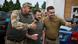 El presidente de Ucrania junto a dos soldados en Donetsk. El presidente de Ucrania junto a dos soldados en Donetsk.