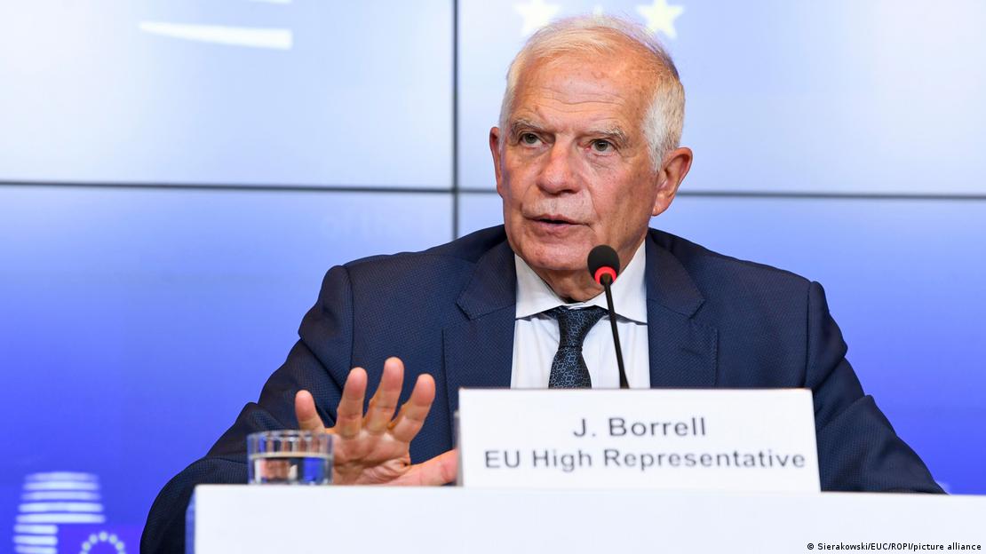 Josep Borrell duke folur pas takimit të ministrave të Jashtëm në Luksemburg