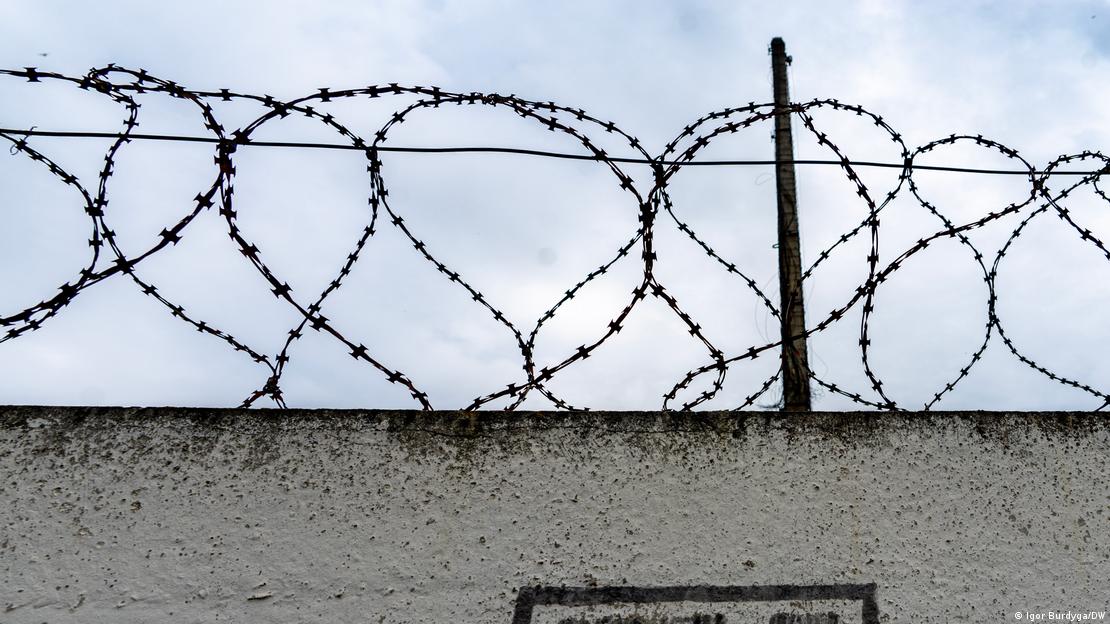 Колючий дріт над огорожею в'язниці в Херсоні (символічне фото)