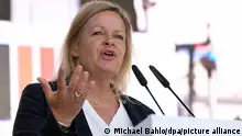 وزيرة الداخلية الألمانية تحظر رابطة للنازيين الجدد