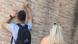 Turista vandaliza un muro del Coliseo de Roma frente a su novia Turista vandaliza un muro del Coliseo de Roma frente a su novia