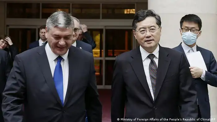 中国外长秦刚自6月25日之后就未在公开场合出现，官方对此低调，图为6月25日他会见俄罗斯外交部副部长鲁登科。
