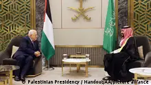 19.4.2023, JEDDAH, SAUDI ARABIA - APRIL 18: (----EDITORIAL USE ONLY Äì MANDATORY CREDIT - 'PALESTINIAN PRESIDENCY / HANDOUT' - NO MARKETING NO ADVERTISING CAMPAIGNS - DISTRIBUTED AS A SERVICE TO CLIENTS----) Palestinian President Mahmud Abbas (L) meets with Saudi Arabian Crown Prince Mohammed bin Salman (R) during an official visit in Jeddah, Saudi Arabia on April 18, 2023. Palestinian Presidency / Handout / Anadolu Agency