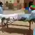 ممرضون ينقلون جثة على عربة في مستشفى البشائر شمال الخرطوم 20/6/2023)