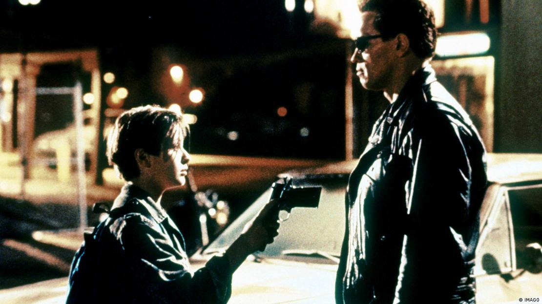 "Terminatör 2" filminden bir sahnede Arnold Schwarzenegger'in canlandırdığı Terminatör, çocuk kahraman John Connor ile birlikte görülüyor
