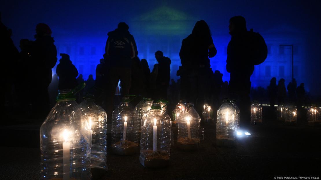 Foto de archivo de personas que encienden velas para conmemorar a las víctimas de la dictadura en Uruguay.