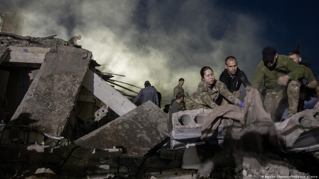 Las autoridades ucranianas temen que aún haya más personas bajo los escombros.
