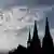 Dunkle Wolken über dem Kölner Dom. Wer könnte die Krise der Kirche treffender illustrieren als der Himmel selbst?