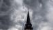 Dunkle Wolken über einem Kirchturm Dunkle Wolken über einem Kirchturm