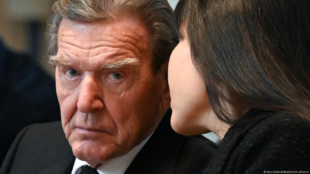 Герхард Шрёдер и его партия СДПГ: любовь и ненависть – DW – 27.10.2023