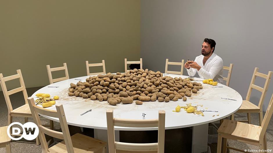 Mengapa Marina Abramović mengupas kentang di museum – DW – 30 Juni 2023