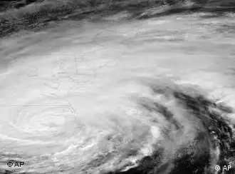 In this image released by NOAA, Saturday, Aug 27, 2011, Hurricane Irene from the NOAA GOES-13 satellite is shown in its native format: grayscale and unprojected. Hurricane Irene opened its assault on the Eastern Seaboard on Saturday by lashing the North Carolina coast with wind as strong as 115 mph and pounding shoreline homes with waves. Farther north, authorities readied a massive shutdown of trains and airports, with 2 million people ordered out of the way. (Foto:NOAA/AP/dapd)