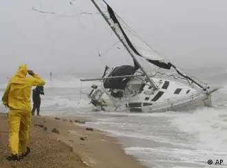 A stranded sailboat founders in the surf along the Willoughby Spit area of Norfolk, Va. as Hurricane Irene hits Norfolk, Va., Saturday, Aug. 27, 2011. The live-aboard couple attempted to outrun the storm and got caught up in the high surf and wind. They were rescued by local fire and rescue personnel. (Foto:Steve Helber/AP/dapd)