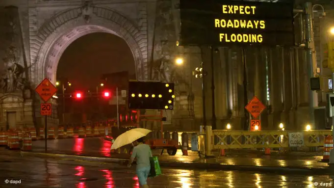 A road sign warns of inclement weather caused by Hurricane Irene as a pedestrian crosses Canal St. in front of the Manhattan bridge in Lower Manhattan, Saturday, Aug. 27, 2011. Mayor Bloomberg advised all New Yorkers to prepare as the region girded for wind, rain, and flooding as the storm stood poised to bear down on an already saturated New York state. (Foto:Mary Altaffer/AP/dapd)