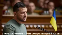 28/06/2023 In this photo provided by the Ukrainian Presidential Press Office, Ukrainian President Volodymyr Zelenskyy addresses lawmakers during a session of the Ukrainian parliament dedicated the Constitution Day, in Kyiv, Ukraine, Wednesday, June 28, 2023. (Ukrainian Presidential Press Office via AP)