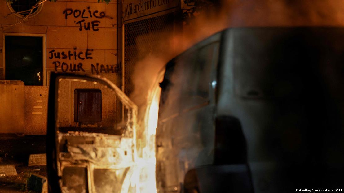 Van em chamas em subúrbio de Paris