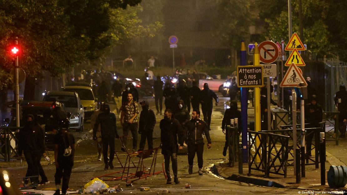 Manifestantes concentrados em rua de Nanterre