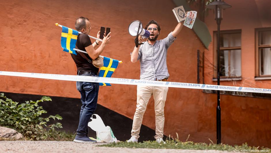 （資料圖片）2023年6月23日斯德哥爾摩的焚燒古蘭經抗議者。瑞典媒體稱，周四踩踏古蘭經的為同一人