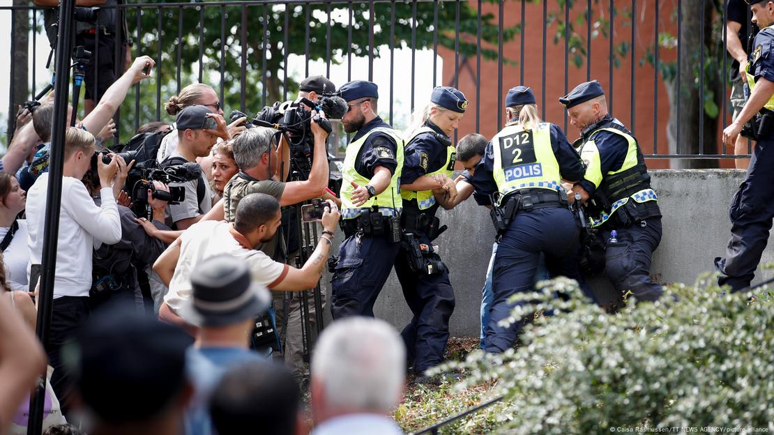 Policia e izoloi protestuesin nga turma, me sa duket për mbrojtjen e tij.