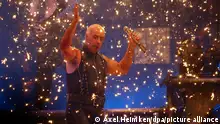 Till Lindemann, Sänger der Band Rammstein steht beim Wacken Open-Air Festival (WOA) am 01.08.2013 im schleswig-holsteinischen Wacken auf der Bühne. Noch bis zum Wochenende werden mehr 75.000 Heavy-Metal Fans in der 1.800-Seelen-Gemeinde erwartet. Foto: Axel Heimken/dpa ++