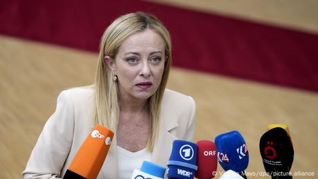 Η Μελόνι αναζητά συμμάχους και συμβιβασμούς