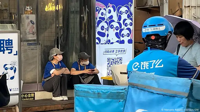 中国民营经济是否不佳，引发学者关注。图为6月29日天津夏季达沃斯论坛期间，一些餐厅的员工和外卖骑手（资料照）。