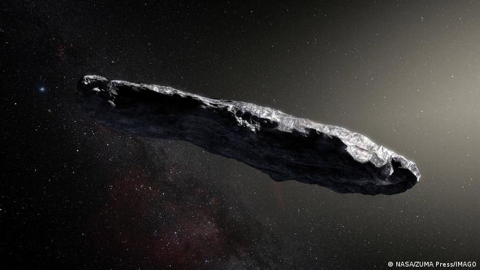 L'astrophysicien Avi Loeb a proposé de manière controversée que 'Oumuamua pourrait être une technologie extraterrestre en raison de ses propriétés physiques et de sa trajectoire inhabituelles.