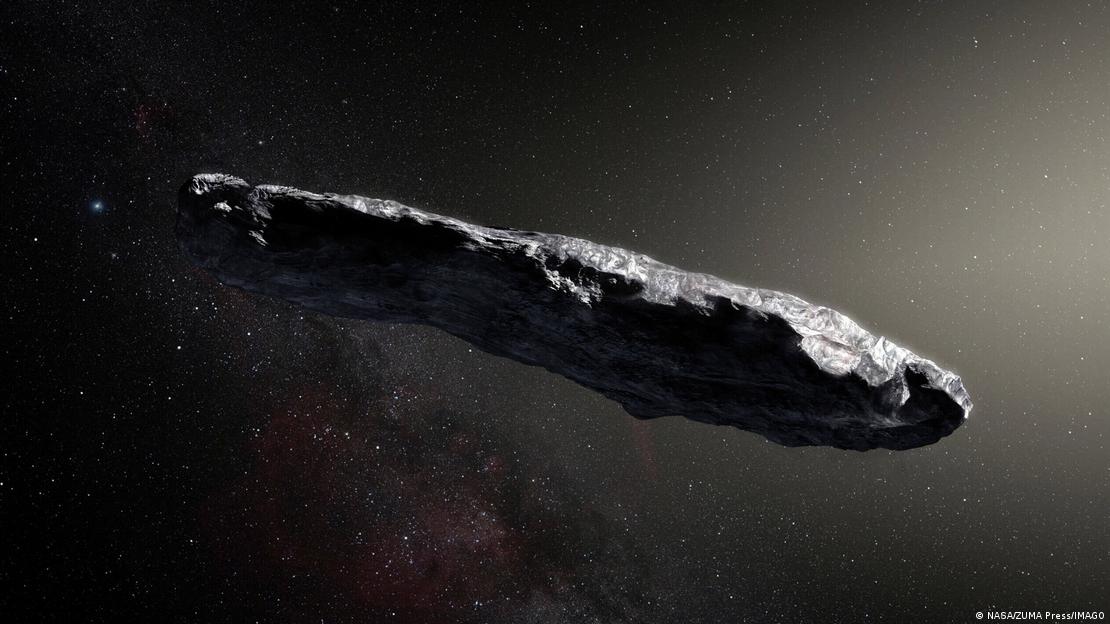 El astrofísico Avi Loeb propuso controversialmente que 'Oumuamua podría ser tecnología alienígena debido a sus inusuales propiedades físicas y su trayectoria. El astrofísico Avi Loeb propuso controversialmente que 'Oumuamua podría ser tecnología alienígena debido a sus inusuales propiedades físicas y su trayectoria.