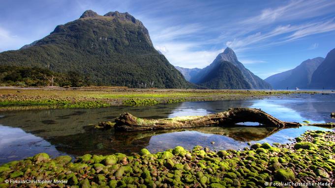 Paisaje de agua y montañas en Milford Sound, Nueva Zelanda Paisaje de agua y montañas en Milford Sound, Nueva Zelanda