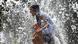 Una nena se está refrescando con agua. La foto fue tomada en Houston, Texas. Una nena se está refrescando con agua. La foto fue tomada en Houston, Texas.