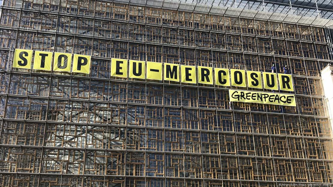 Banner com os dizeres "Stop EU-Mercosur" é visto no prédio do Conselho Europeu em protesto realizado pelo Greenpeace em 25 de maio de 2023.