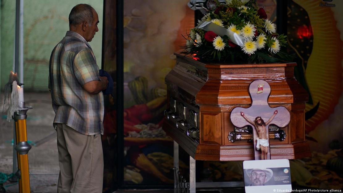 Un hombre reza ante el sarcófago de Hipólito Mora, el 30 de junio de 2023. Un hombre reza ante el sarcófago de Hipólito Mora, el 30 de junio de 2023.
