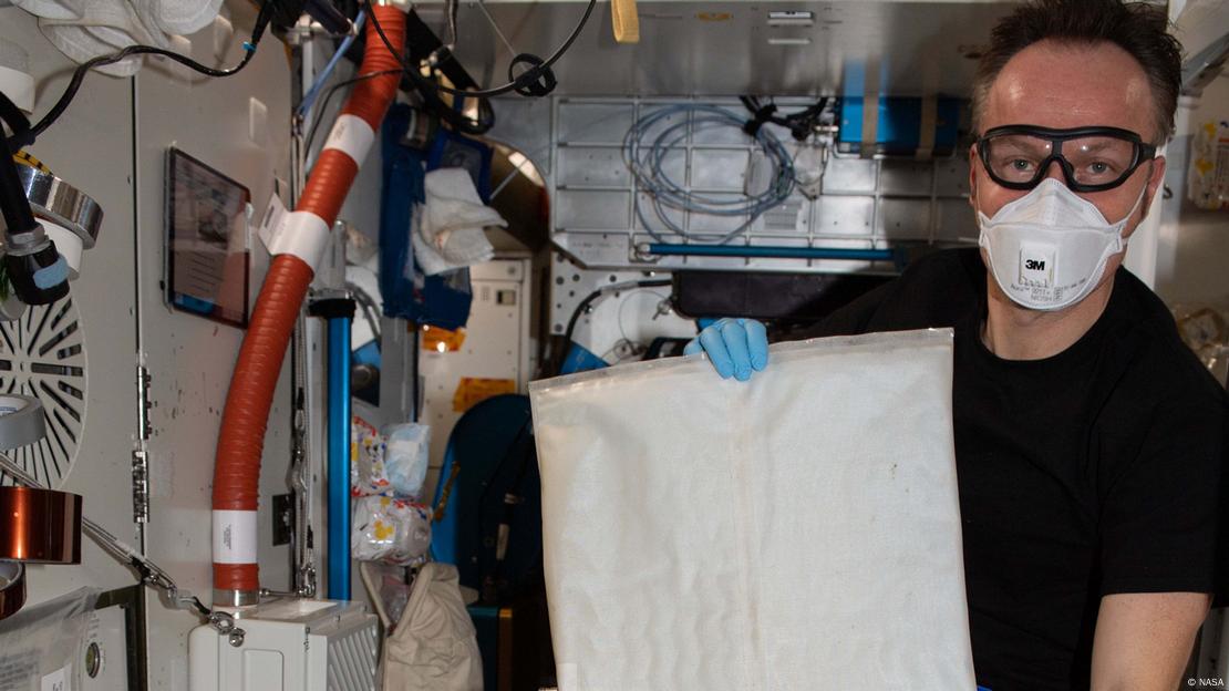  Matthias Maurer, astronauta de la ESA (Agencia Espacial Europea), cambia la vejiga en el procesador de salmuera de la estación espacial.