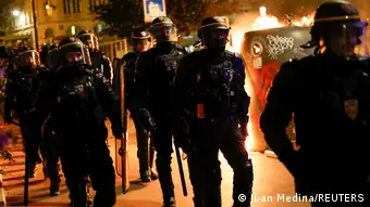 مجموعة من ضباط الشرطة في باريس يسيرون أثناء احتجاجات على مقتل المراهق نائل.م. 30 يونيو 2023. 